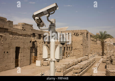 Moderne CCTV-Überwachungskameras halten wachen über die antiken ägyptischen Überreste der Luxor-Tempel, Luxor, Nil Senke, Ägypten. Stockfoto