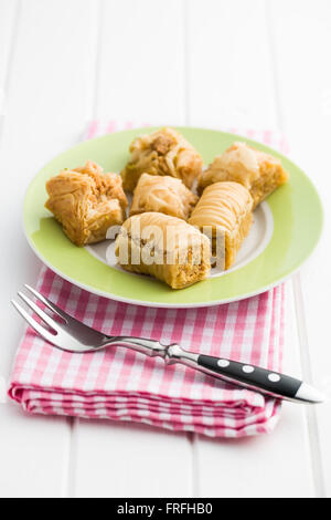 süße Baklava Dessert auf Platte Stockfoto