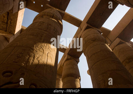 Die hohen Säulen in der Säulenhalle im Tempel des Amun in Karnak, Luxor, Nil Senke, Ägypten. Der Karnak-Tempel-Komplex ist das größte religiöse Gebäude, die jemals gemacht wurde, mit ca. 200 Hektar. Es umfasst eine große Mischung aus verfallenen Tempel, Kapellen, Pylone und andere Gebäude erbaut mehr als 2.000 Jahren und der thebanischen Triade des Amun, Mut und Khonsu gewidmet. Die Säulenhalle auf 54.000 Quadratfuß (16.459 Meter) und mit 134 Säulen, ist immer noch der größte Raum des jede religiöse Gebäude der Welt. Stockfoto