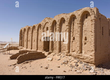 Die Überreste der Lehmziegel christlichen Gräber in Al-Bagawat koptischen Nekropole, al-Kharga, westliche Wüste, Ägypten. Al-Bagawat, (auch El-Bagawat) eines der ältesten und am besten erhaltenen antiken christlichen Friedhöfe der Welt, die in der Kharga Oase in Süden-zentralem Ägypten vom 3. bis 7. Jahrhundert n. Chr. fungierte. Koptische Fresken von 3. bis 7. Jahrhundert befinden sich an den Wänden und es gibt 263 Grabbeigaben Kapellen, von denen die Kapelle des Exodus (5. oder 6. Jahrhundert) und Kapelle des Friedens (der Mitte des 4. Jahrhunderts) sind Fresken verziert. Stockfoto