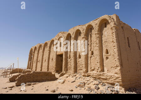 Die Überreste der Lehmziegel christlichen Gräber in Al-Bagawat koptischen Nekropole, al-Kharga, westliche Wüste, Ägypten. Al-Bagawat, (auch El-Bagawat) eines der ältesten und am besten erhaltenen antiken christlichen Friedhöfe der Welt, die in der Kharga Oase in Süden-zentralem Ägypten vom 3. bis 7. Jahrhundert n. Chr. fungierte. Koptische Fresken von 3. bis 7. Jahrhundert befinden sich an den Wänden und es gibt 263 Grabbeigaben Kapellen, von denen die Kapelle des Exodus (5. oder 6. Jahrhundert) und Kapelle des Friedens (der Mitte des 4. Jahrhunderts) sind Fresken verziert. Stockfoto