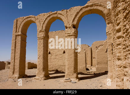 Die Überreste der Schlamm Ziegelbögen und christlichen Gräber in Al-Bagawat koptischen Nekropole, al-Kharga, westliche Wüste, Ägypten. Al-Bagawat, (auch El-Bagawat) eines der ältesten und am besten erhaltenen antiken christlichen Friedhöfe der Welt, die in der Kharga Oase in Süden-zentralem Ägypten vom 3. bis 7. Jahrhundert n. Chr. fungierte. Koptische Fresken von 3. bis 7. Jahrhundert befinden sich an den Wänden und es gibt 263 Grabbeigaben Kapellen, von denen die Kapelle des Exodus (5. oder 6. Jahrhundert) und Kapelle des Friedens (der Mitte des 4. Jahrhunderts) sind Fresken verziert. Stockfoto