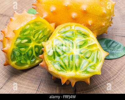 Kiwano Früchte auf dem Holztisch. Stockfoto