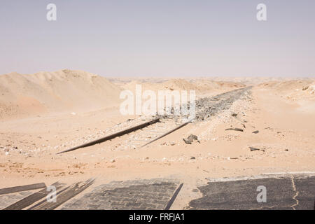 Einer abgelegenen Wüste Eisenbahn jetzt fehlt seiner eisernen Schienen, im Anschluss an die ägyptische Revolution im Jahr 2011 in der Nähe von Bagdad, Kharga Oase, westliche Wüste, Ägypten gestohlen. Die Wüste liegt im New Valley Governorate, 350 km (220 mi.) und Maßnahmen etwa 80 km (50 Meilen) von Ost nach West und 25 Kilometer (16 Meile) von Nord nach Süd und ist nun bewacht von bewaffneten Polizisten Konvois. Stockfoto