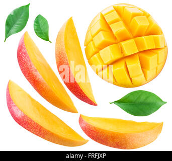 Scheiben Mango-Frucht und Blätter über weiß. Datei enthält Beschneidungspfade. Stockfoto