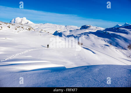 einsamer Skitourengeher im Junkerdal Nationalpark, Norwegen Stockfoto