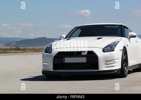 Nissan GT-R, beschleunigungsrennen Herausforderung mit Autos. Stockfoto