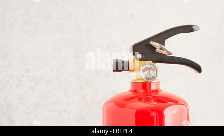 Feuerlöscher in der Nähe. Konzept des vorbeugenden Brandschutzes, Sicherheitsausrüstung und Schutz. Stockfoto