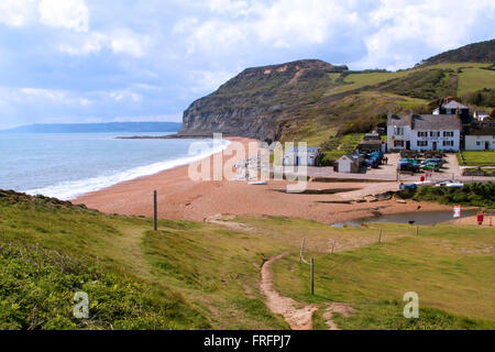 Blick hinunter auf Anchor Inn einladendsten auf der Jurassic Coast, mit Blick auf Golden Cap im Hintergrund, Dorset, England Stockfoto