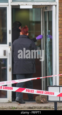 Tarleton, Lancashire, Großbritannien, 22. März 2016. HSBC-überfall in der Hesketh Bank. Bankräuber sind entkommen, nachdem sie einen Überfall am frühen Morgen in Lancashire durchgeführt haben. Die Polizei von Lancashire erhielt heute Morgen um 09:10 Uhr Berichte über den Angriff auf die HSBC auf der Station Road in der Hesketh Bank, da Anwohner im normalerweise verschlafenen Dorf die Feuerwehr zur Teilnahme riefen. Die Täter flüchteten vor dem Tatort, nachdem sie ihre Fahrzeuge aufgegeben und in Brand gesteckt hatten und der Streithubschrauber eingesetzt wurde. Stockfoto