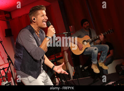 Sänger Hartmut Engler von der deutschen pop-Band führt Pur auf der Bühne am Brocken Berg, Deutschland, 21. März 2016. Radiosender 'Radio SAW' organisiert ein Konzert mit der Band. Foto: MATTHIAS BEIN/dpa Stockfoto