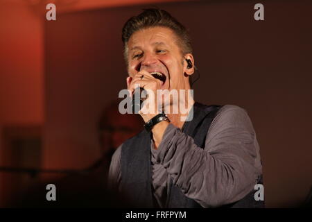 Sänger Hartmut Engler von der deutschen pop-Band führt Pur auf der Bühne am Brocken Berg, Deutschland, 21. März 2016. Radiosender 'Radio SAW' organisiert ein Konzert mit der Band. Foto: MATTHIAS BEIN/dpa Stockfoto