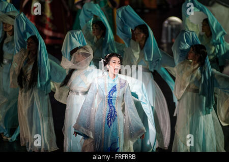 Sydney, Australien. 22. März 2016. Opera Australia statt eine Vorschau-Performance "Turandot" für Handa Oper Sydney Harbour mit einem riesigen 9m hohen und 60m langer Drachen und 18m hohe Pagode überragt die Bühne. Chinesische Regisseur Chen Shi-Zheng "Turandot" läuft vom 24. März bis 24. April Frau Macquaries Point im Hafen von Sydney mit. Bildnachweis: Hugh Peterswald/Pacific Press/Alamy Live-Nachrichten Stockfoto