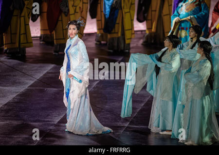 Sydney, Australien. 22. März 2016. Opera Australia statt eine Vorschau-Performance "Turandot" für Handa Oper Sydney Harbour mit einem riesigen 9m hohen und 60m langer Drachen und 18m hohe Pagode überragt die Bühne. Chinesische Regisseur Chen Shi-Zheng "Turandot" läuft vom 24. März bis 24. April Frau Macquaries Point im Hafen von Sydney mit. Bildnachweis: Hugh Peterswald/Pacific Press/Alamy Live-Nachrichten Stockfoto