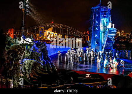 Sydney, Australien. 22. März 2016. Opera Australia statt eine Vorschau-Performance "Turandot" für Handa Oper Sydney Harbour mit einem riesigen 9m hohen und 60m langer Drachen und 18m hohe Pagode überragt die Bühne. Chinesische Regisseur Chen Shi-Zheng "Turandot" läuft vom 24. März bis 24. April Frau Macquaries Point im Hafen von Sydney mit. Bildnachweis: Hugh Peterswald/Pacific Press/Alamy Live-Nachrichten Stockfoto