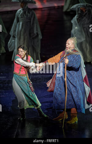 Sydney, Australien. 22. März 2016. Opera Australia statt eine Vorschau-Performance "Turandot" für Handa Oper Sydney Harbour mit einem riesigen 9m hohen und 60m langer Drachen und 18m hohe Pagode überragt die Bühne. Chinesische Regisseur Chen Shi-Zheng "Turandot" läuft vom 24. März bis 24. April Frau Macquaries Point im Hafen von Sydney mit. Bildnachweis: Hugh Peterswald/Pacific Press/Alamy Live-Nachrichten Stockfoto