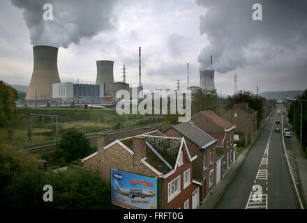 Huy, Belgien. 21. Oktober 2015. Das Tihange Atomkraftwerk in der Nähe von Huy, Belgien, 21. Oktober 2015. Ärzte sind Verteilung von Jodtabletten während einer Sitzung des Rates in Aachen und anspruchsvolle allgemeine Unterstützung für die Bewohner der Stadt Aachen vor einem nuklearen Unfall. Das älteste belgische Kernkraftwerk Tihange, ist nur 60 Kilometer entfernt. Eine Reaktor-Uhr ist nicht im Service durch Tausende von winzigen Rissen. Ein anderer hat für Reparaturen deaktiviert. Foto: OLIVER BERG/Dpa/Alamy Live News Stockfoto