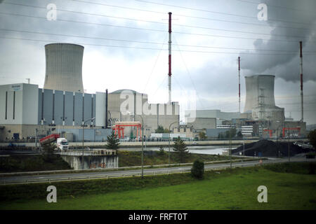 Huy, Belgien. 21. Oktober 2015. Das Tihange Atomkraftwerk in der Nähe von Huy, Belgien, 21. Oktober 2015. Ärzte sind Verteilung von Jodtabletten während einer Sitzung des Rates in Aachen und anspruchsvolle allgemeine Unterstützung für die Bewohner der Stadt Aachen vor einem nuklearen Unfall. Das älteste belgische Kernkraftwerk Tihange, ist nur 60 Kilometer entfernt. Eine Reaktor-Uhr ist nicht im Service durch Tausende von winzigen Rissen. Ein anderer hat für Reparaturen deaktiviert. Foto: OLIVER BERG/Dpa/Alamy Live News Stockfoto