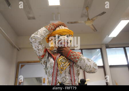 (160322)--BANGKOK, 22. März 2016 (Xinhua)--Thai Student Schauspieler Hanuman, eine thailändische Affe Charakter, posiert für ein Foto während der Vorbereitung für eine Aufführung von Thai traditionelle "Khon" in Bangkok, Thailand, am 22. März 2016. Studenten am Bunditpatanasilpa Institute werden in traditionellen Formen des Drama, Musik und anderen Künsten ausgebildet, um die thailändische Kultur zu fördern. (Xinhua/Rachen Sageamsak) Stockfoto