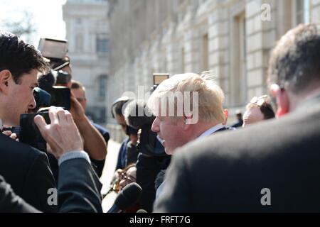 London, UK. 22. März 2016. Londoner Bürgermeister Boris Johnson im Gespräch mit der Presse nach dem COBRA-treffen. Bildnachweis: Marc Ward/Alamy Live-Nachrichten Stockfoto