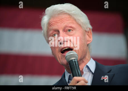 Phoenix, Arizona, USA. 21. März 2016. Der ehemalige Präsident Bill Clinton spricht auf einer Kundgebung der Kampagne für seine Frau demokratischen Präsidentschaftskandidaten Hillary Clinton an Carl Hayden High School 21. März 2016 in Phoenix, Arizona. Stockfoto