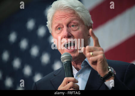 Phoenix, Arizona, USA. 21. März 2016. Der ehemalige Präsident Bill Clinton spricht auf einer Kundgebung der Kampagne für seine Frau demokratischen Präsidentschaftskandidaten Hillary Clinton an Carl Hayden High School 21. März 2016 in Phoenix, Arizona. Stockfoto