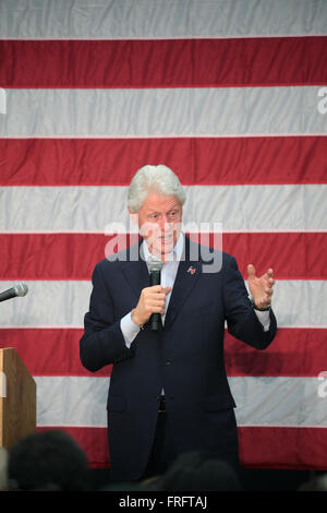 Phoenix, Arizona, USA. 21. März 2016. Der ehemalige Präsident Bill Clinton spricht auf einer Kundgebung der Kampagne für seine Frau demokratischen Präsidentschaftskandidaten Hillary Clinton an Carl Hayden High School 21. März 2016 in Phoenix, Arizona. Stockfoto