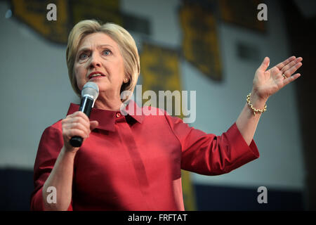 Phoenix, Arizona, USA. 21. März 2016. Der ehemalige Staatssekretär und demokratischen Präsidentschaftskandidaten Hillary Clinton spricht an Unterstützer während einer Kampagne Kundgebung an Carl Hayden High School 21. März 2016 in Phoenix, Arizona. Stockfoto