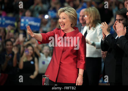 Phoenix, Arizona, USA. 21. März 2016. Der ehemalige Staatssekretär und demokratischen Präsidentschaftskandidaten Hillary Clinton "Wellenlinien" Anhängern während einer Kundgebung der Kampagne an Carl Hayden High School 21. März 2016 in Phoenix, Arizona. Stockfoto