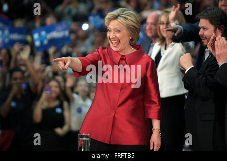 Phoenix, Arizona, USA. 21. März 2016. Der ehemalige Staatssekretär und demokratischen Präsidentschaftskandidaten Hillary Clinton "Wellenlinien" Anhängern während einer Kundgebung der Kampagne an Carl Hayden High School 21. März 2016 in Phoenix, Arizona. Stockfoto