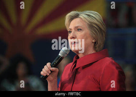 Phoenix, Arizona, USA. 21. März 2016. Der ehemalige Staatssekretär und demokratischen Präsidentschaftskandidaten Hillary Clinton spricht an Unterstützer während einer Kampagne Kundgebung an Carl Hayden High School 21. März 2016 in Phoenix, Arizona. Stockfoto