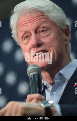 Phoenix, Arizona, USA. 21. März 2016. Der ehemalige Präsident Bill Clinton spricht auf einer Kundgebung der Kampagne für seine Frau demokratischen Präsidentschaftskandidaten Hillary Clinton an Carl Hayden High School 21. März 2016 in Phoenix, Arizona. Stockfoto