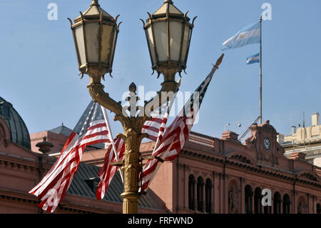 Buenos Aires, Argentinien. 22. März 2016. Nationalflaggen von Argentinien und die USA sind an der Plaza de Mayo in Buenos Aires, der Hauptstadt von Argentinien, am 22. März 2016 gesehen. US-Präsident Barack Obama wird am Dienstag Abend nach Argentinien kommen. © TELAM/Xinhua/Alamy Live-Nachrichten Stockfoto