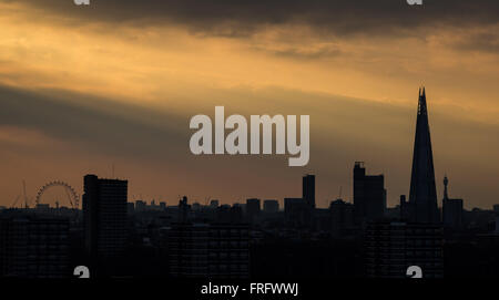 London, UK. 22. März 2016. Warmen Sonnenuntergang Lightrays über The Shard Gebäude Credit: Guy Corbishley/Alamy Live News Stockfoto