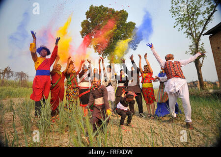 Kathmandu, Nepal. 22. März 2016. Eine Gruppe Jugendlicher in traditioneller Kleidung feiert Holi, die feste der Farben durch das werfen bunte Pulver miteinander. Leute feiern Holi in ganz Nepal ebenso wie in Indien. © Narayan Maharjan/Pacific Press/Alamy Live-Nachrichten Stockfoto