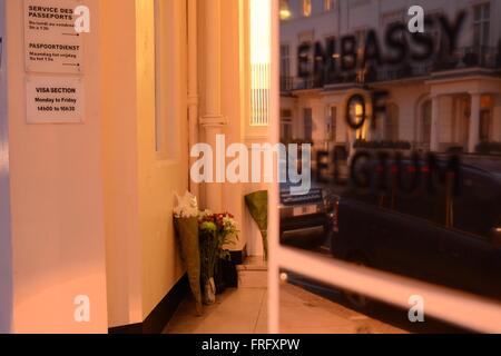 22. März 2016. London, UK. Blumen mit der Plakette der belgische Botschaft Botschaft Credit: Marc Ward/Alamy Live News Stockfoto