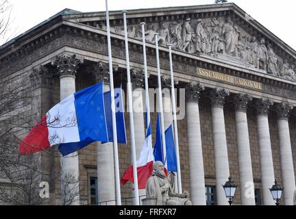 Paris. 22. März 2016. Die französische Nationalflaggen und EU-Flaggen-Welle auf Halbmast in der französischen Nationalversammlung in Paris, die Hauptstadt von Frankreich am 22. März 2016. Der französische Präsident Francois Hollande am Dienstag angekündigt, dass der Länder Flaggen auf Halbmast, Solidarität mit seinen Nachbar Belgien zu zeigen, wo eine Reihe von Anschlägen erschüttert die Hauptstadt Brüssel heute Morgen verlassen viele Opfer, fliegen würde. © Li Genxing/Xinhua/Alamy Live-Nachrichten Stockfoto