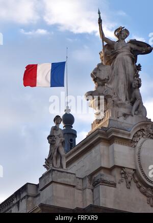 Paris. 22. März 2016. Die Wellen der französischen Nationalflagge auf Halbmast im Grand Palais in Paris, die Hauptstadt von Frankreich am 22. März 2016. Der französische Präsident Francois Hollande am Dienstag angekündigt, dass der Länder Flaggen auf Halbmast, Solidarität mit seinen Nachbar Belgien zu zeigen, wo eine Reihe von Anschlägen erschüttert die Hauptstadt Brüssel heute Morgen verlassen viele Opfer, fliegen würde. © Li Genxing/Xinhua/Alamy Live-Nachrichten Stockfoto