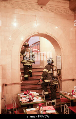 New York, USA. 22. März 2016. Ein Feuer am Grand Central Station, begann im Junioren-Restaurant. Bildnachweis: Simon Goldrick/Alamy Live-Nachrichten Stockfoto
