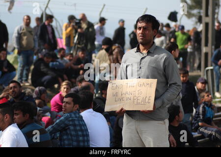 Idomeni, Griechenland, 22. März 2016. Ein Mann hält ein Plakat in eine "Offene Grenzen" Sit-in Protest auf den Bahn-LKW in einem provisorischen Lager für Flüchtlinge und Migranten an der griechisch-mazedonischen Grenze, in der Nähe des Dorfes Idomeni. Bildnachweis: Orhan Zolak / Alamy Live News Stockfoto