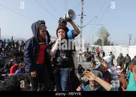 Idomeni, Griechenland, 22. März 2016. Eine Frau spricht durch eine Loudhealer während einer Protestaktion in einem provisorischen Lager für Flüchtlinge und Migranten an der griechischen mazedonischen Grenze, in der Nähe des Dorfes Idomeni. Bildnachweis: Orhan Zolak / Alamy Live News Stockfoto