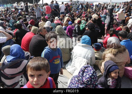 Idomeni, Griechenland, 22. März 2016. Ein Flüchtlingskind schaut die Kamera in eine "Offene Grenzen" Sit-in Protest auf den Bahn-LKW in einem provisorischen Lager für Flüchtlinge und Migranten an der griechisch-mazedonischen Grenze, in der Nähe des Dorfes Idomeni. Bildnachweis: Orhan Zolak / Alamy Live News Stockfoto