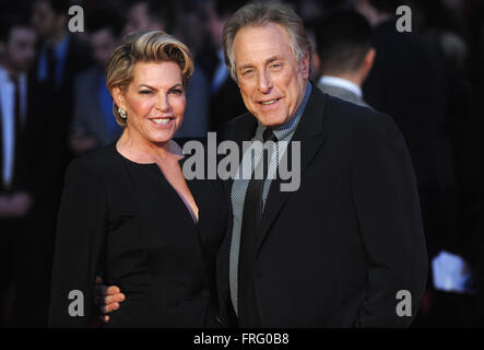 London, UK. 22. März 2016. Charles Roven besucht die Europäische Premiere von "Batman V Superman: Dawn Of Justice" im Odeon Leciester Square. Bildnachweis: Ferdaus Shamim/ZUMA Draht/Alamy Live-Nachrichten Stockfoto