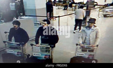 Flughafen Brüssel-Zaventem, Belgien. 22. März 2016. Ein Bild von der föderalen Polizei auf Anfrage von der Generalbundesanwalt am 22. März 2016 veröffentlicht zeigt einen Screengrab der Flughafen CCTV Kamera zeigt drei verdächtige heute Morgen Angriffe am Brüsseler Flughafen in Zaventem Bild über belgische BUNDESPOLIZEI Stockfoto