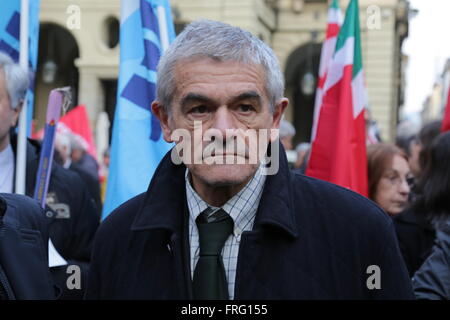 Turin, Italien. 22. März 2016. Hunderte von Menschen gingen auf die Straße von Turin gegen den Terrorismus und ihre Solidarität mit den Opfern der Bombenanschläge in Brüssel zum Ausdruck zu bringen. Die Zahl der Todesopfer in den tödlichen Explosionen am Brüsseler Flughafen und an einer u-Bahnstation stieg auf mindestens 31 Menschen. Bildnachweis: Massimiliano Ferraro/Pacific Press/Alamy Live-Nachrichten Stockfoto