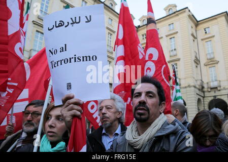 Turin, Italien. 22. März 2016. Hunderte von Menschen gingen auf die Straße von Turin gegen den Terrorismus und ihre Solidarität mit den Opfern der Bombenanschläge in Brüssel zum Ausdruck zu bringen. Die Zahl der Todesopfer in den tödlichen Explosionen am Brüsseler Flughafen und an einer u-Bahnstation stieg auf mindestens 31 Menschen. Bildnachweis: Massimiliano Ferraro/Pacific Press/Alamy Live-Nachrichten Stockfoto