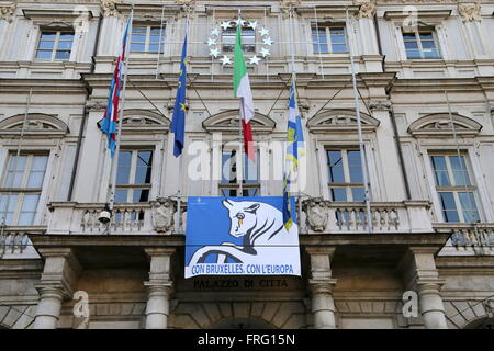 Turin, Italien. 22. März 2016. Hunderte von Menschen gingen auf die Straße von Turin gegen den Terrorismus und ihre Solidarität mit den Opfern der Bombenanschläge in Brüssel zum Ausdruck zu bringen. Die Zahl der Todesopfer in den tödlichen Explosionen am Brüsseler Flughafen und an einer u-Bahnstation stieg auf mindestens 31 Menschen. Bildnachweis: Massimiliano Ferraro/Pacific Press/Alamy Live-Nachrichten Stockfoto