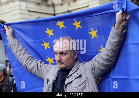 Turin, Italien. 22. März 2016. Hunderte von Menschen gingen auf die Straße von Turin gegen den Terrorismus und ihre Solidarität mit den Opfern der Bombenanschläge in Brüssel zum Ausdruck zu bringen. Die Zahl der Todesopfer in den tödlichen Explosionen am Brüsseler Flughafen und an einer u-Bahnstation stieg auf mindestens 31 Menschen. Bildnachweis: Massimiliano Ferraro/Pacific Press/Alamy Live-Nachrichten Stockfoto