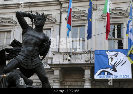 Turin, Italien. 22. März 2016. Hunderte von Menschen gingen auf die Straße von Turin gegen den Terrorismus und ihre Solidarität mit den Opfern der Bombenanschläge in Brüssel zum Ausdruck zu bringen. Die Zahl der Todesopfer in den tödlichen Explosionen am Brüsseler Flughafen und an einer u-Bahnstation stieg auf mindestens 31 Menschen. Bildnachweis: Massimiliano Ferraro/Pacific Press/Alamy Live-Nachrichten Stockfoto