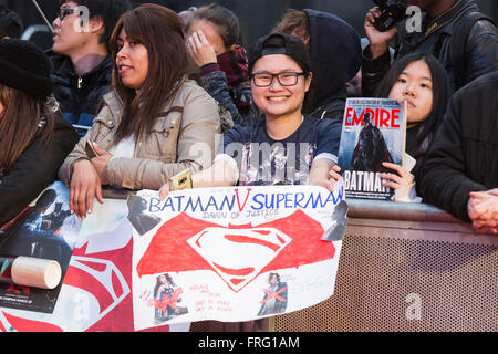 London, UK. 22. März 2016. Fans der Stars Ankunft warten. Warner Bros Pictures präsentiert die Europäische Premiere von Batman V Superman, Dawn of Justice. Der Film, unter der Regie von Zack Snyder, Sterne Ben Affleck als Batman/Bruce Wayne und Henry Cavill als Superman/Clark Kent in die Charaktere ersten Großbild-Paarung. Der Film beginnt in den Kinos am 25. März 2016. Bildnachweis: Lebendige Bilder/Alamy Live-Nachrichten Stockfoto